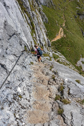 Seilversicherte Steintreppe am Purtschellersteig