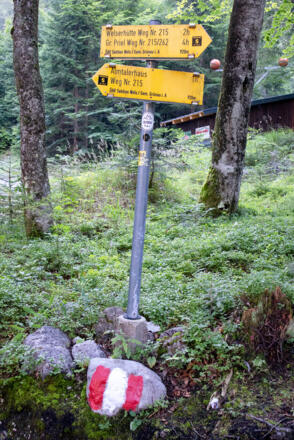 Wegweiser an der Talstation der Materialseilbahn