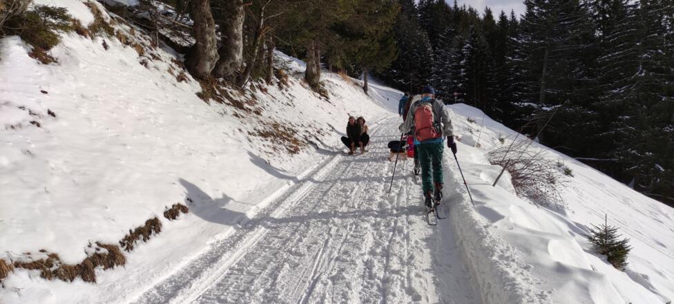 Bei Rodelbetrieb bitte am Rand aufsteigen.