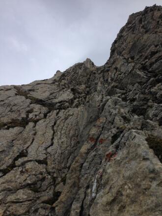 Blick zurück in die letzte Abseillänge auf dem Nordostgrat