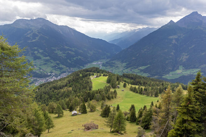 Blick zurück über die Zedlacher Wiesen zur Wodenalm