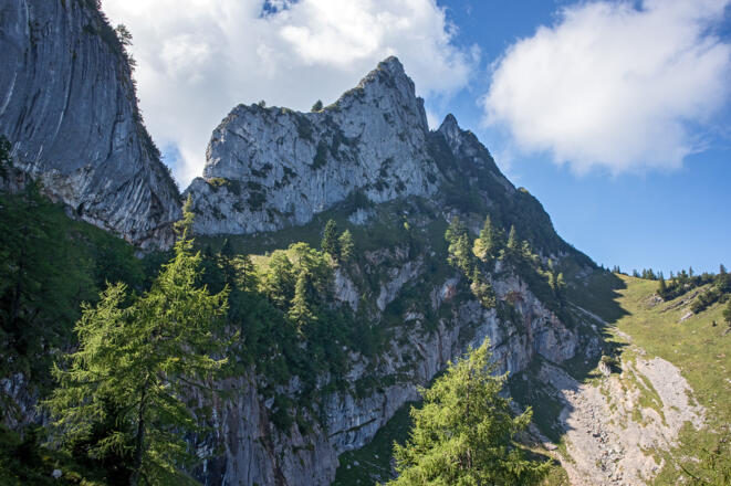 Blick hinauf zu den imposanten Felswänden der Spinnerin