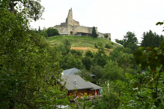 Die Burgruine Ruttenstein und die Schutzhütte zum Greifen nah