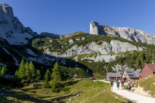 Steirerseehütten (1530 m), im Hintergrund der Sturtzhahn