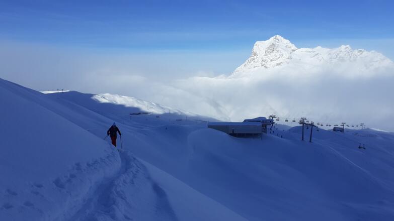 Kurz nach der Schlüsselstelle oberhalb der Bergstation. Im Hintergrund der Große Widderstein.