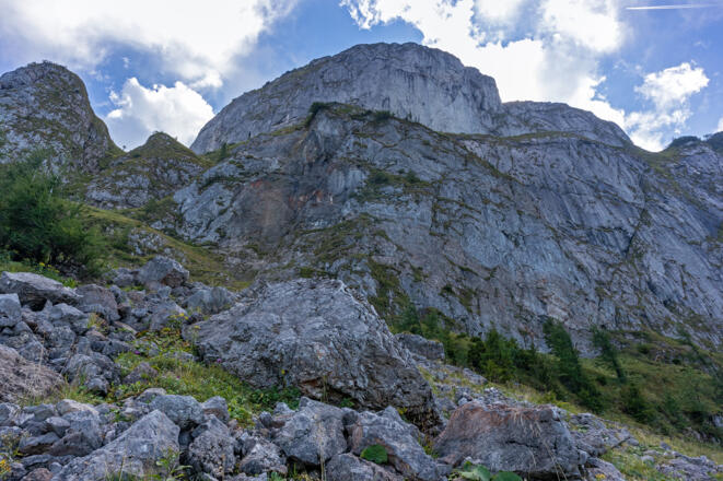 Querung unterhalb der mächtigen Felswände der Schafbergspitze