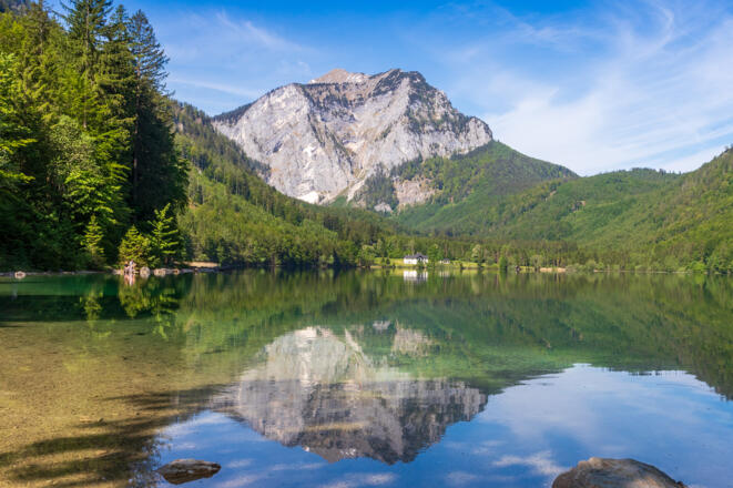 Vorderer Langbathsee, hinten ist schon das Gipfelkreuz am Brunnkogel erkennbar