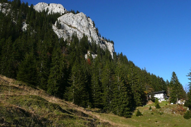 Rechts unten im Bild das Brünnsteinhaus