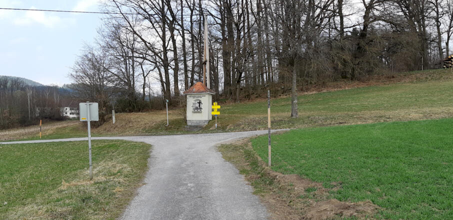Kreuzung mit Marterl bei der Ruine
