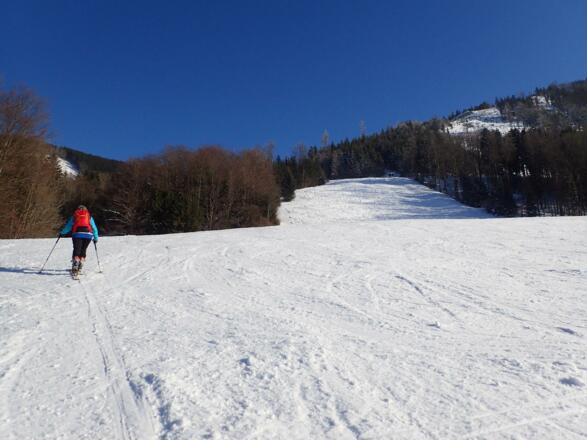 Der erste Teil des Aufstieges entlang der Piste des Schmiedhornliftes