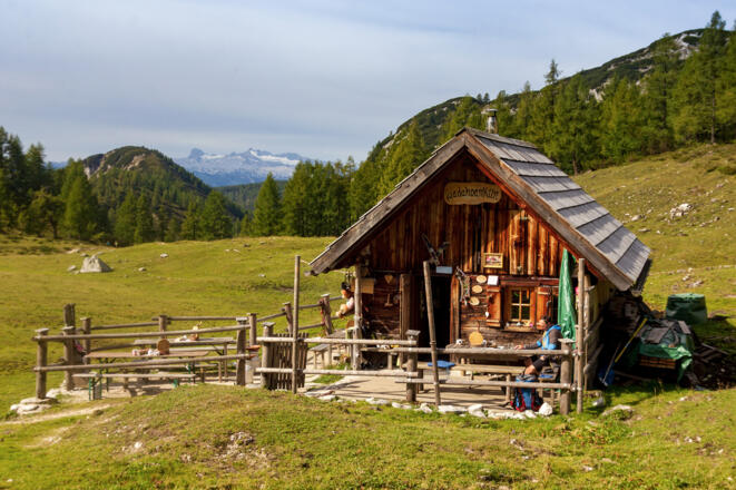Leistalm (1647 m), im Hintergrund der Dachstein