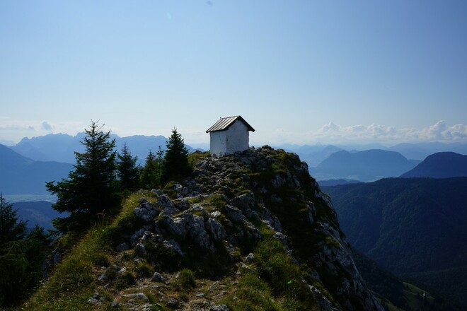 Blick vom Gipfelkreuz zur Brünnsteinkapelle und ins Inntal