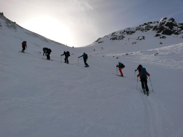 Im Gänsemarsch in den Sattel westlicher der Mittagsspitze