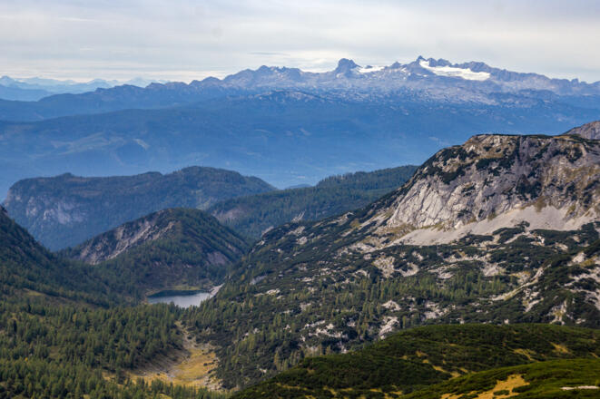 Blick vom Almkogel zum Dachstein, links vorne der Schwarzensee