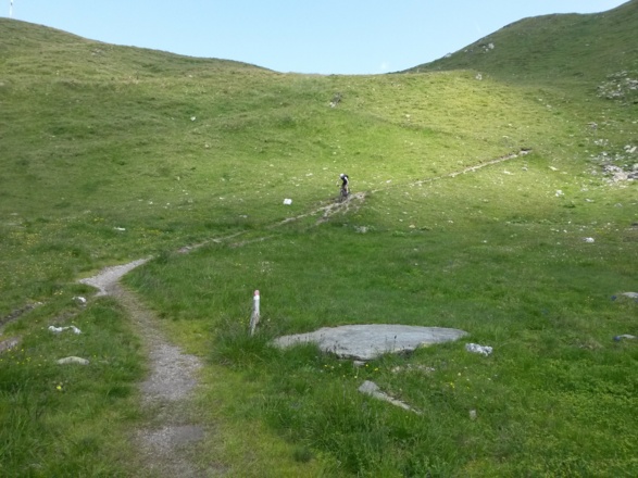 Abfahrt vom Tuxerjoch - anfangs noch schön zu fahren, weiter unten stellenweise sehr steil und verblockt (S3)