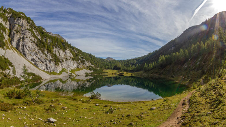 Schwarzensee  (1549 m), im Hintergrund der Almkogel
