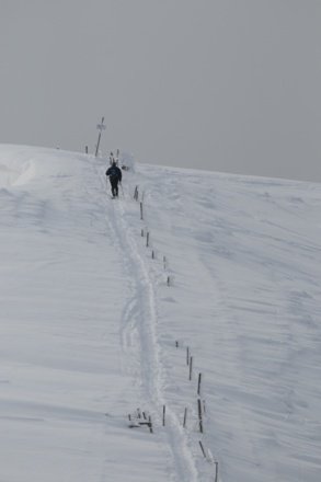 Aufstieg durch die weiße Winterlandschaft