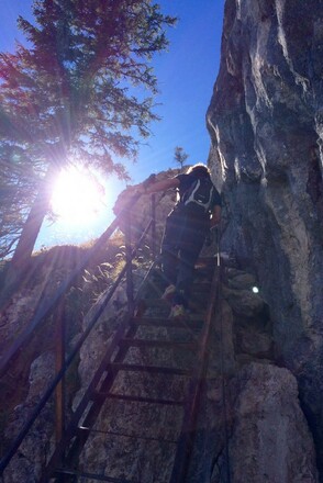 Aufstieg zum Gipfel mit Leiter