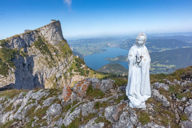 Auf der Spinnerin, im Hintergrund die Schafbergspitze und der Mondsee