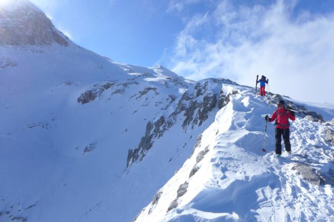 stark abgeblasener Rücken kurz unterhalb des Gipfels in Richtung Tilisunahütte, links der Gemstobel