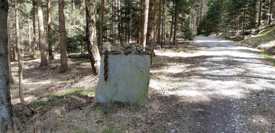 Steinkunst entlang des Weges