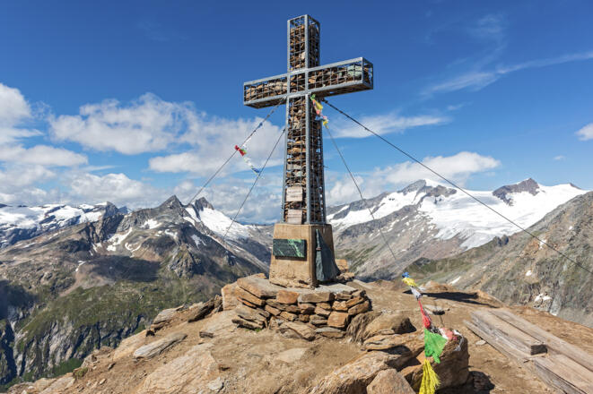 Gipfel der Kreuzspitze (3155 m), rechts im Hintergrund der Großvenediger