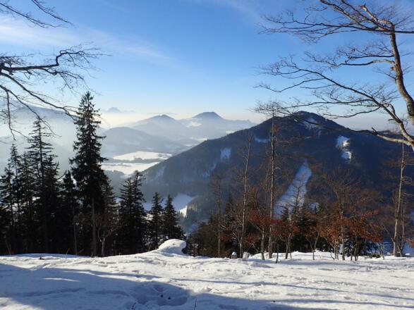 Gipfelrast mit Sicht über den Lidaun bis zum Gaisberg