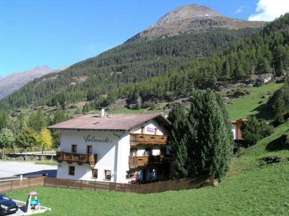 Haus Felsneck im Sommer