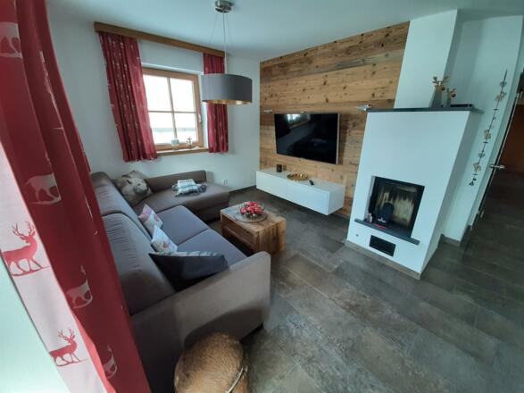 Wohnzimmer und Kamin mit Weihnachtsdeko