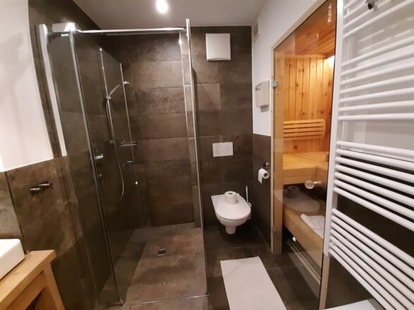 Bad1 Dusche Toilette u Sauna hell