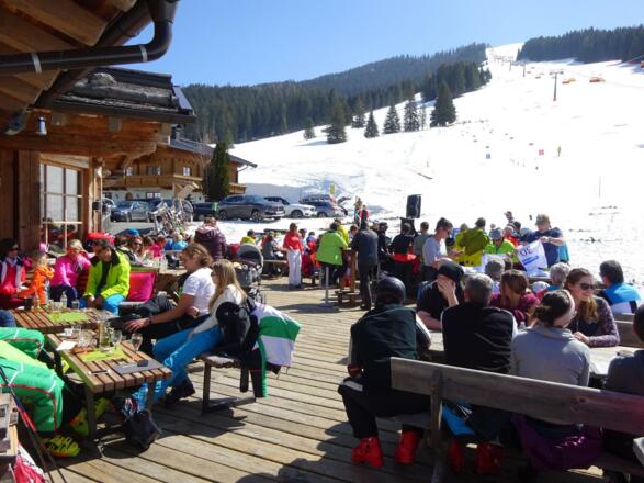 Terrasse Blick auf die Bürglalm Piste