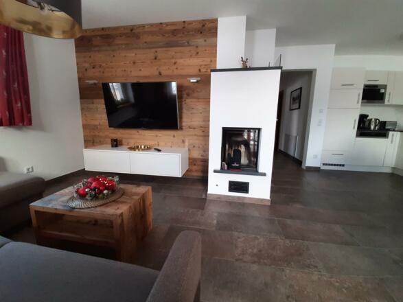 Wohnzimmer Kamin und Küche