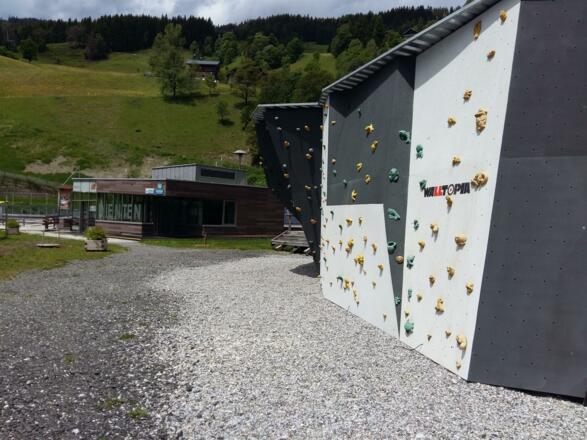 Spielplatz Skizentrum Boulderwand