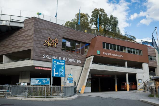 öffentliches WC im Skizentrum Dienten