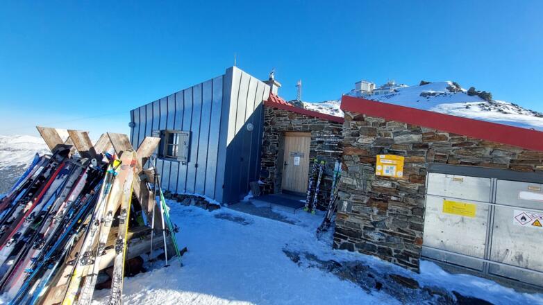 Hingeduckt, um dem Wind möglichst wenig Angriffsfläche zu bieten - die Glungezerhütte.