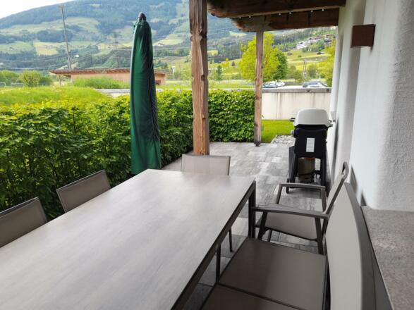 Terrasse mit Gartenmöbel und Grill