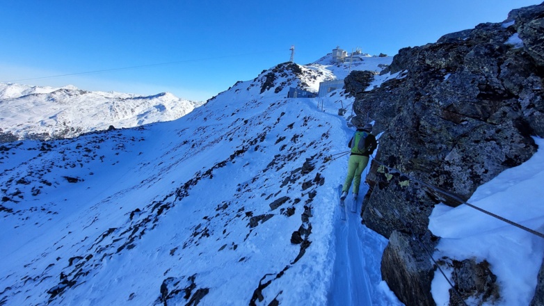 Felsig und abschüssig - auf den letzten 30 Metern zur Glungezerhütte unterstützt ein Drahtseil.
