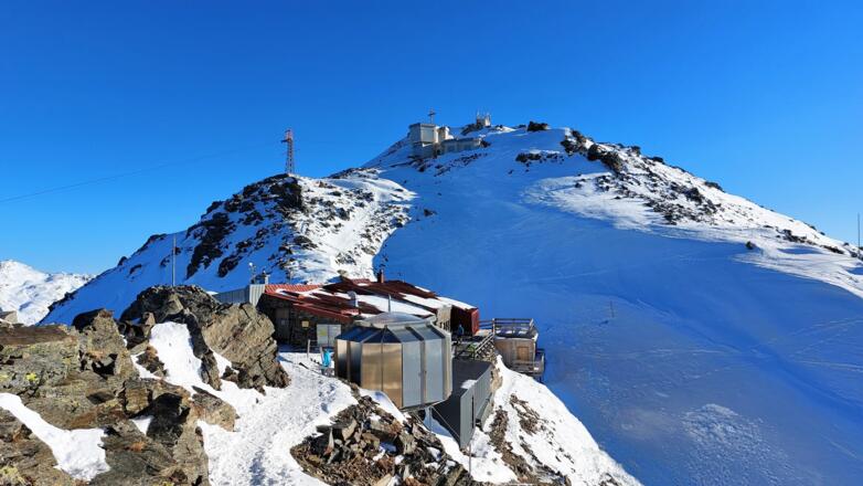Die Glungezerhütte ist erreicht. Zum Gipfelkreuz und zum höchsten Punkt trennen uns nur noch 60 hm bzw. 10 min.