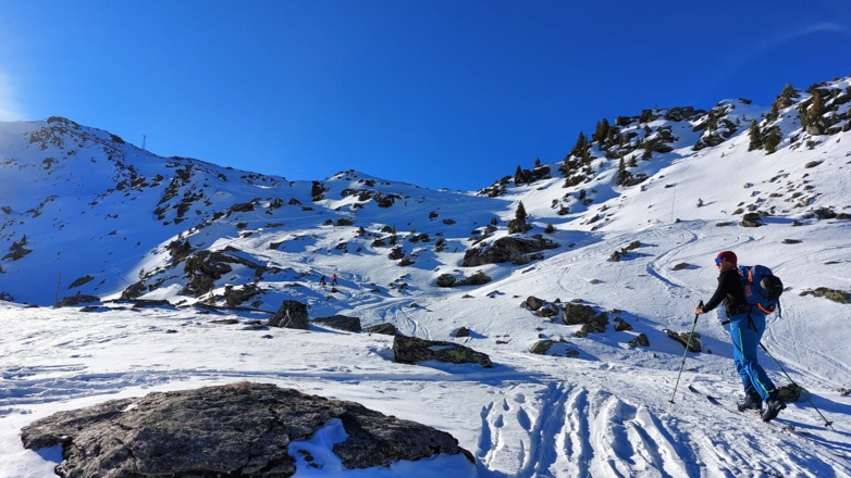 Durch fein strukturiertes Gelände verläuft die Normalroute (sommers wie winters) auf den Glungezer. Die mächtigen Seilstützen gehören zur militärischen Anlage auf dem Gipfel.