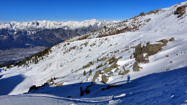 Blick zurück zum ersten Teil des Aufstiegs. Ganz hinten das Karwendel mit dem Bettelwurf.