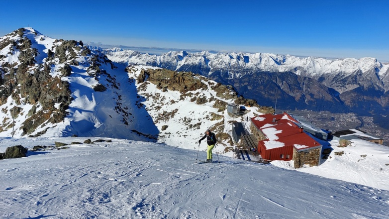 Das letzte Stück zum Gipfel des Glungezers. Unten die Glungezerhütte, ganz links die Sonnenspitze (2639 m).