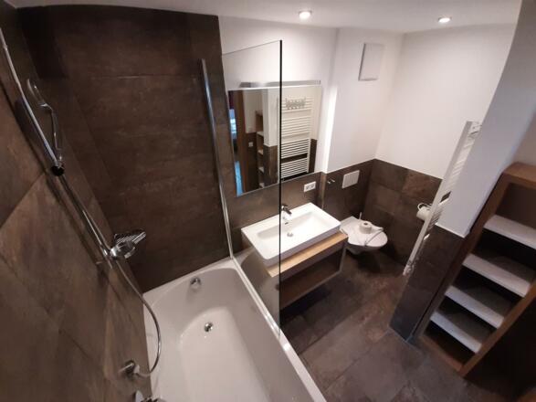 Bad2 Wanne Waschtisch Toilette und Regal