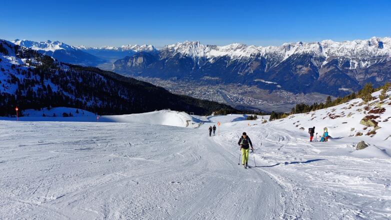 Unten der Speichersee, ganz unten das Inntal und Innsbruck.