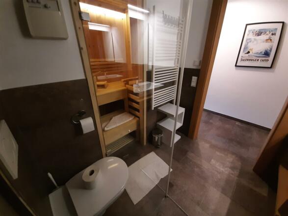Bad1 Toilette Sauna und Gang mit Salzburg Bild