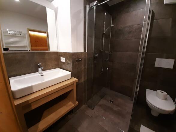 Bad1 Waschplatz Dusche u Toilette