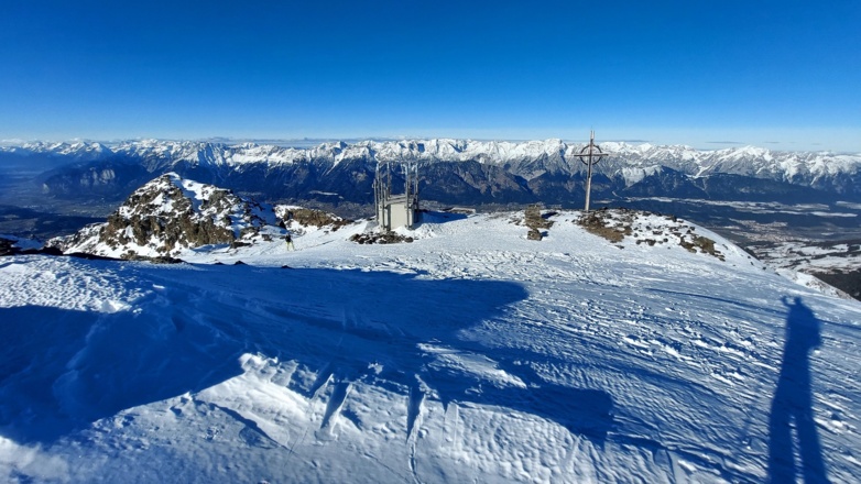 Beim Gipfelkreuz des Glungezers. Links hinten die Sonnenspitze, ganz hinten das Karwendel.