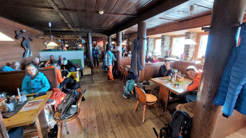 Die gemütliche Stube in der Glungezerhütte.