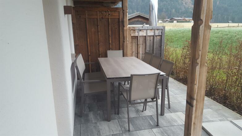 Terrasse mit Gartenmöbel