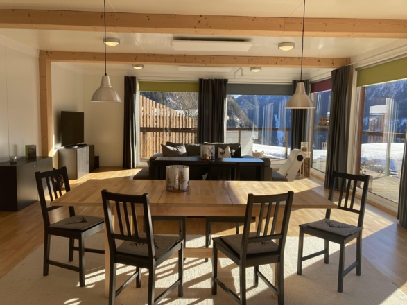 Wohnzimmer mit Esstisch