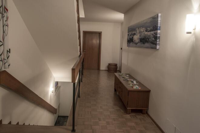 Flur und Treppe zum Skikeller